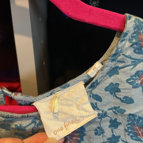 One Fine Day blue/maroon floral back button keyhole closure top size XS - Picture 2 of 3